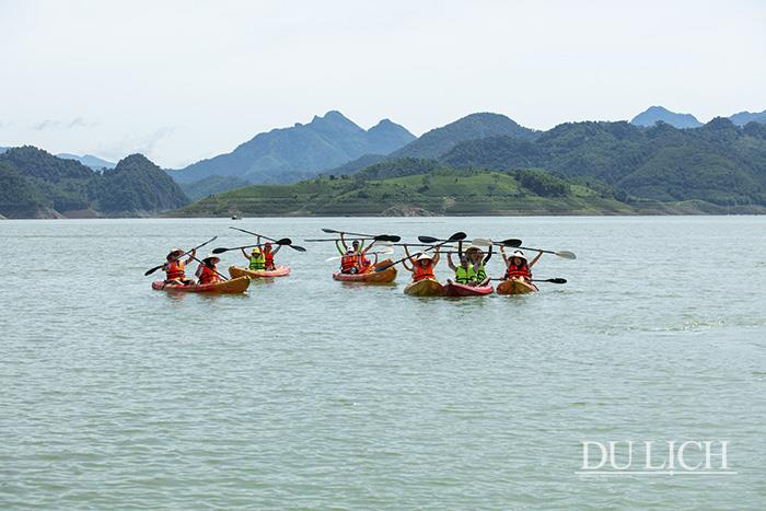 Chèo thuyền kayak giữa lòng hồ Ba Khan mênh mông là một trải nghiệm ấn tượng Asia DMC mang đến cho du khách
